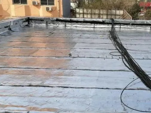 湘潭市卫生间漏水维修公司分享下湘潭市屋面楼顶防水刚性防水层施工要点。